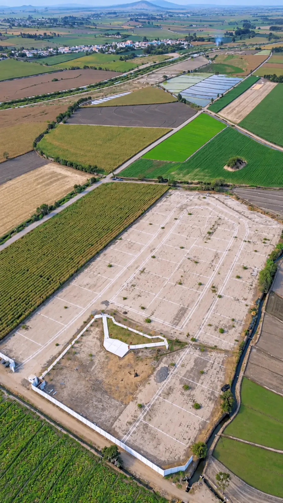 Vista aérea del proyecto con el pueblo de Santa Clemencia al fondo