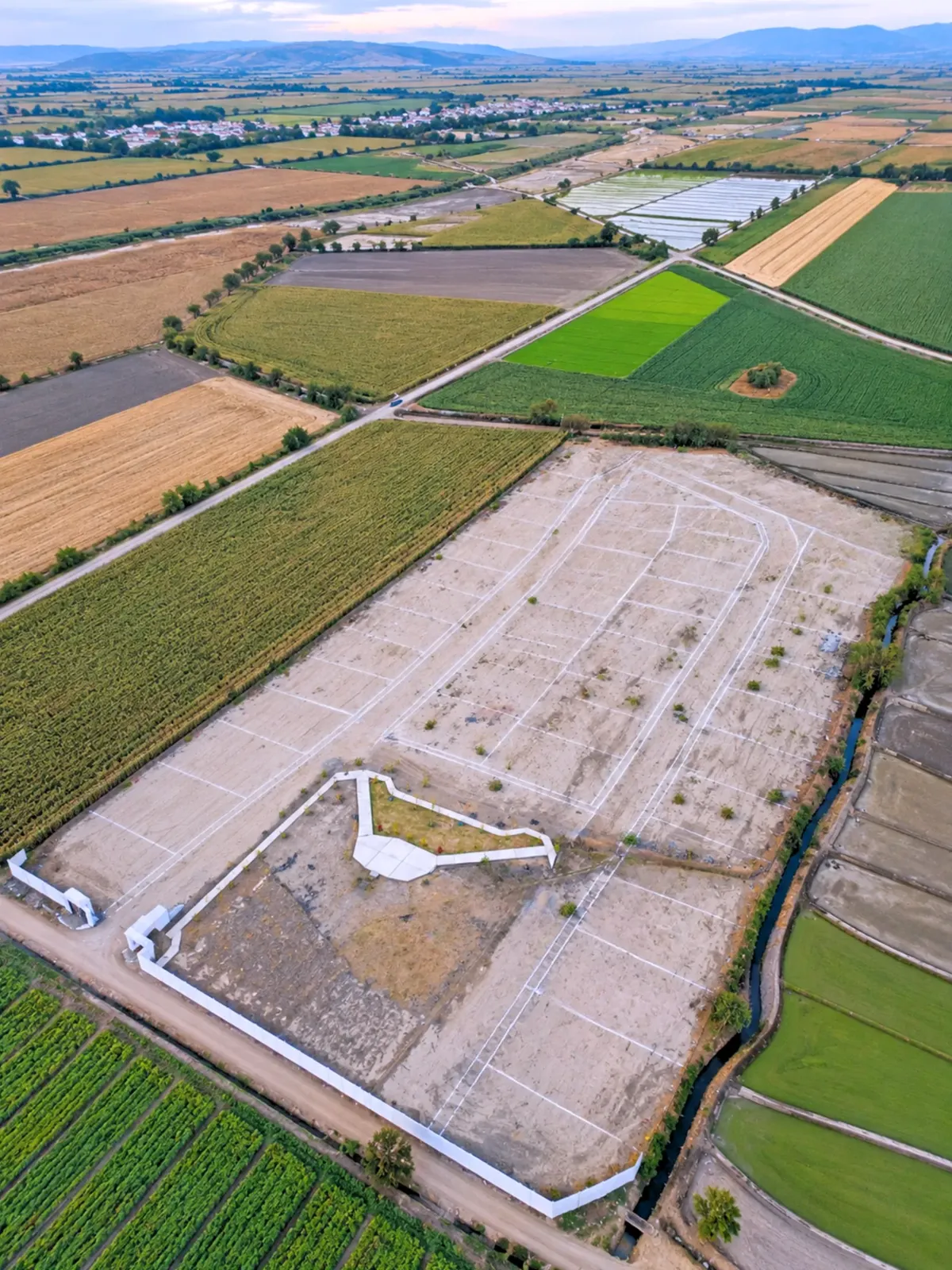 Vista aérea de la lotización entre campos de cultivo
